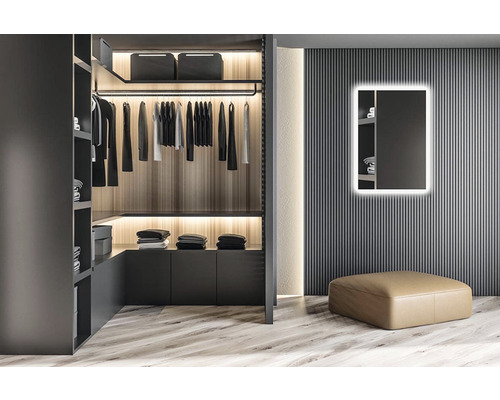 Otvorená šatňa s osvetlením a zrkadlom