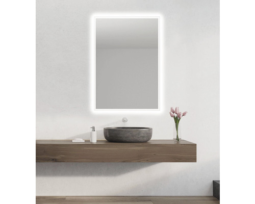 Kúpeľňa s osvetleným zrkadlom, umývadlovou skrinkou a umývadlom na dosku.