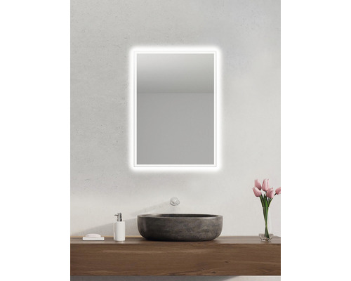 Kúpeľňa s osvetleným zrkadlom, umývadlom a umývadlovou skrinkou