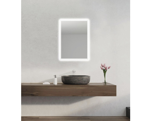 Kúpeľňa so zrkadlom, umývadlom, umývadlovou misou a dekoráciou