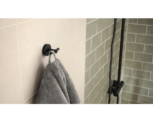 Dvojitý háčik s uterákom na stene v kúpeľni