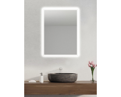 Moderná kúpeľňa s osvetleným zrkadlom nad umývadlom na dosku