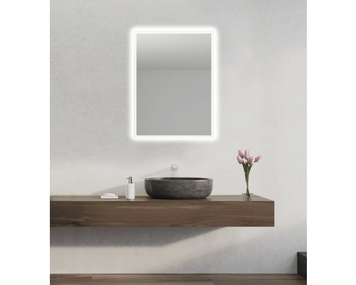 Kúpeľňa s osvetleným zrkadlom, umývadlom a umývadlovou skrinkou