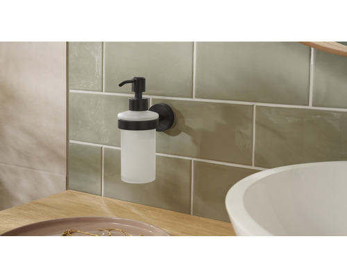 Nástenný dávkovač mydla zo skla a kovu v kúpeľni