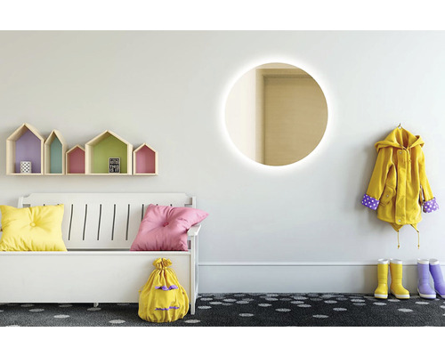 Svetlá chodba s lavicou, nástennými policami v tvare domu, okrúhlym zrkadlom, pláštenkou a gumákmi