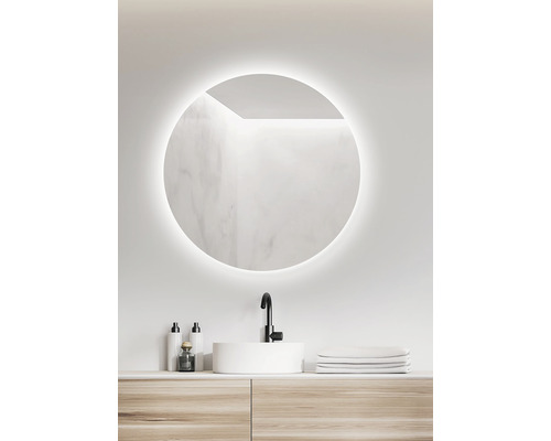 Kúpeľňa s okrúhlym zrkadlom, umývadlom a skrinkou pod umývadlo