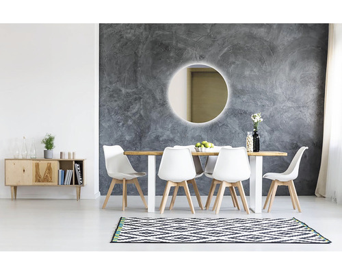 Jedáleň s jedálenským stolom, stoličkami, komodou a okrúhlym zrkadlom s osvetlením