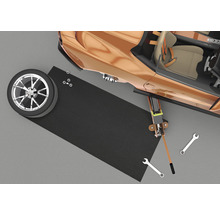 Scéna so zdvihákom, pneumatikou, náradím a podložkou