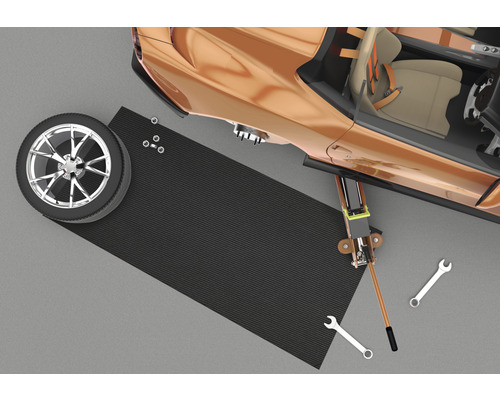 Scéna so zdvihákom, pneumatikou, náradím a podložkou