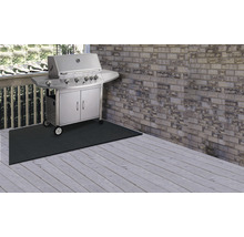 Scéna s plynovým grilom na ochrannej podložke na drevenej terase.