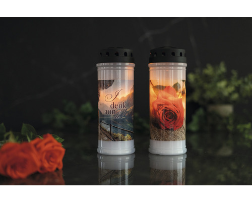 Dve cintorínske sviečky s rôznymi motívmi