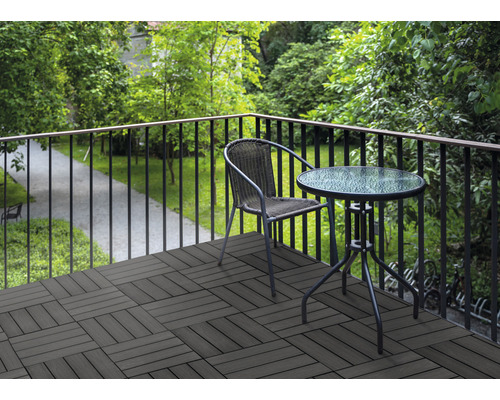 Balkón s terasovými dlaždicami, stoličkou a stolom