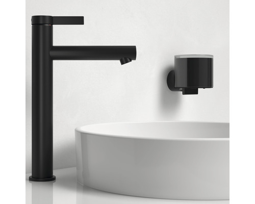 Umývadlová batéria a dávkovač mydla v modernej kúpeľni