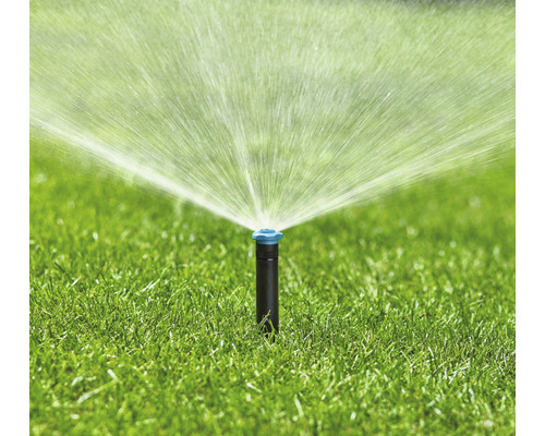Zavlažovač trávnika pri zavlažovaní trávnika