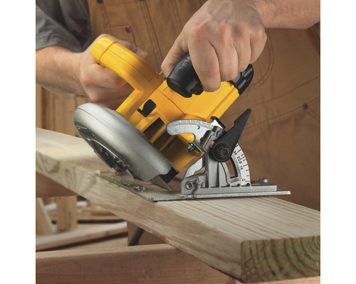 Kotúčová píla reže kus dreva