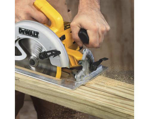 Ručná kotúčová píla DeWalt reže kus dreva.