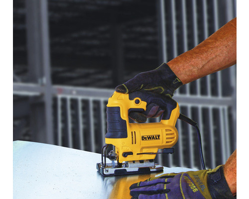 Priamočiara píla DeWalt používaná na rezanie kovu.