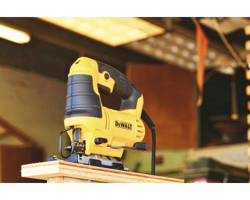 Priamočiara píla DeWalt na drevenej doske