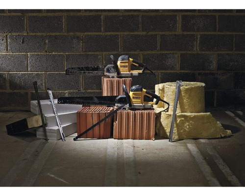 Dve priamočiare píly DeWalt s kameňmi, pórobetónom a izolačnou vatou