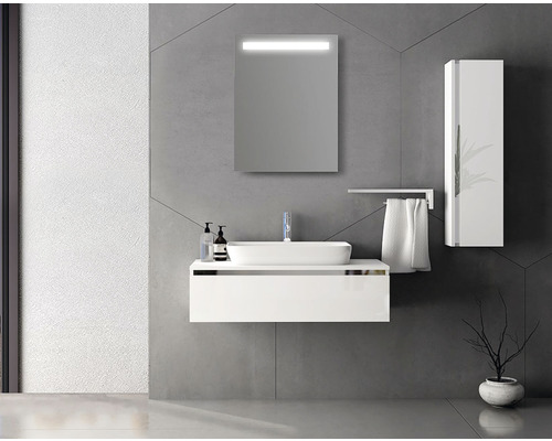 Moderná kúpeľňa s umývadlovou skrinkou, zrkadlom, držiakom na uteráky a vysokou skrinkou