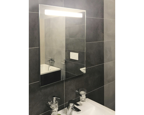 Moderná kúpeľňa so zrkadlovou skrinkou a umývadlom