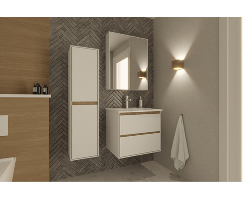 Kúpeľňa s umývadlovou skrinkou, zrkadlovou skrinkou a vysokou skrinkou