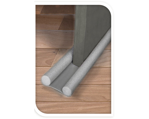 Zarážka proti prievanu dverí na drevenej podlahe.