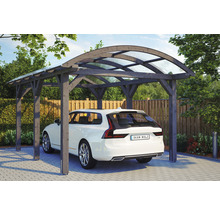Drevený carport s priehľadnou strechou a zaparkovaným autom pod ním