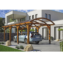 Drevený carport s priehľadnou strechou a pod ním zaparkované auto pred domom.