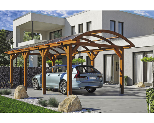 Drevený carport s priehľadnou strechou a pod ním zaparkované auto pred domom.