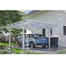 Biely drevený carport s autom a bicyklom v záhrade.