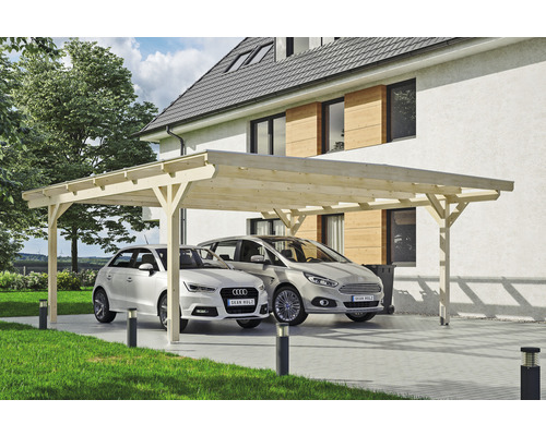 Dvojitý drevený prístrešok pre auto s dvoma parkujúcimi autami pred domom