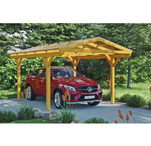 Červené auto stojí pod žltým prístreškom pre auto v záhrade.