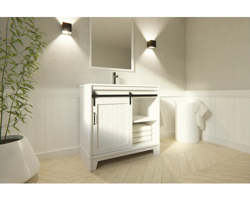 Kúpeľňová scéna s umývadlovou skrinkou, zrkadlom a nástennými svietidlami