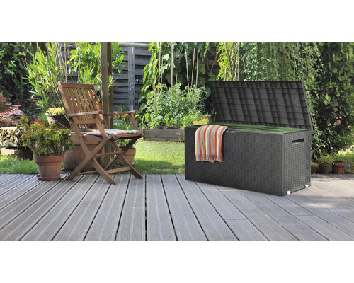 Záhradný úložný box s otvoreným vekom a záhradná stolička na terase