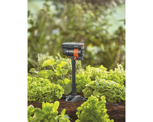 Záhradný zavlažovací systém v prevádzke medzi rastlinami