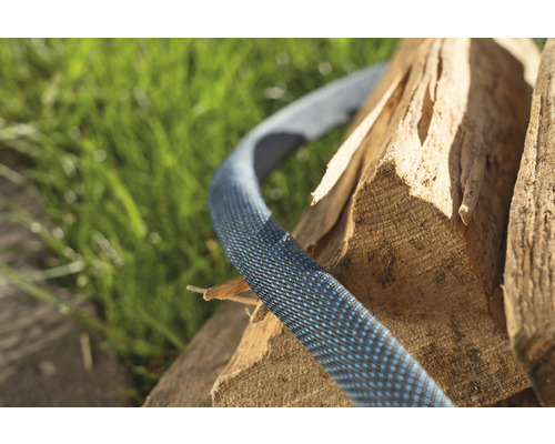 Ohybná záhradná hadica leží na dreve