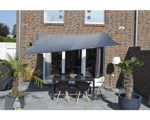 Terasa so slnečnou plachtou, jedálenským stolom a rastlinami