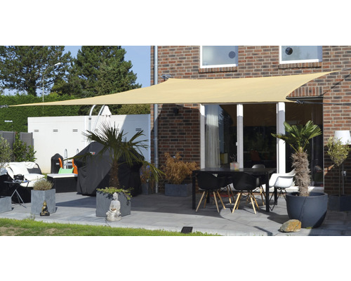 Terasa so slnečnou plachtou, stolom a stoličkami a tiež kvetináče na vonkajšie použitie