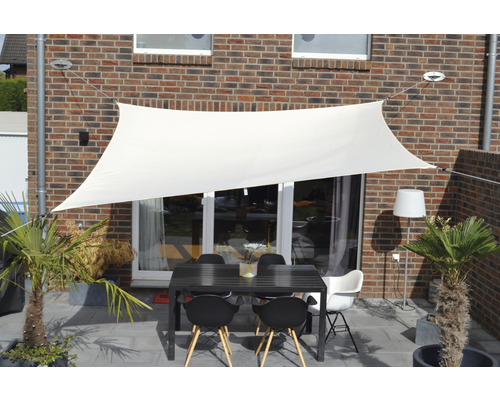 Terasa so slnečnou plachtou, stolom a stoličkami na vonkajšie použitie