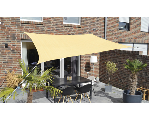 Terasa so slnečnou plachtou, záhradným stolom a rastlinami