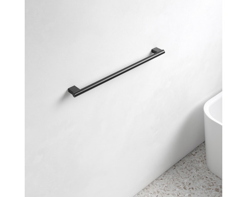 Čierny držiak na uteráky namontovaný na stene.