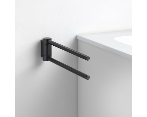 Otočný držiak na uteráky s dvoma ramenami na montáž na stenu v kúpeľni.