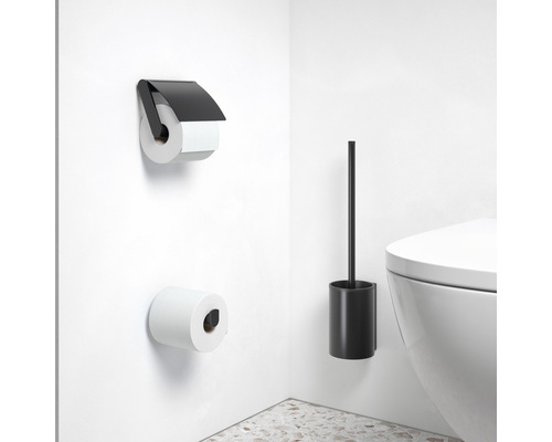 Kúpeľňová scéna s držiakom toaletného papiera, toaletným papierom a WC kefou