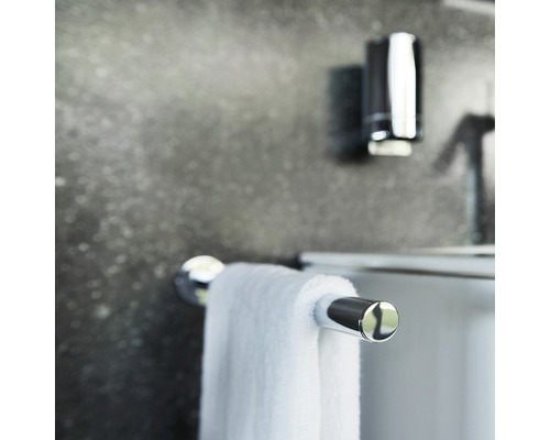 Držiak na uteráky s uterákom v kúpeľni.