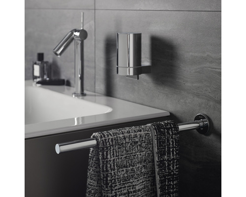 Kúpeľňa s umývadlom, držiakom na uteráky a dávkovačom mydla