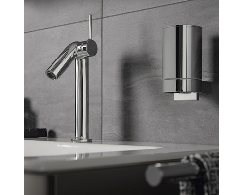 Umývadlová batéria a dávkovač mydla v kúpeľni