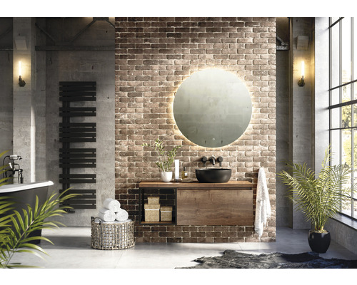 Svetlá kúpeľňa s voľne stojacou vaňou, radiátorom na uteráky, umývadlovou skrinkou so zrkadlom a rastlinami pre príjemnú atmosféru