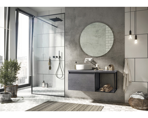 Kúpeľňa so sprchou, umývadlom, zrkadlom a doplnkami pre modernú atmosféru.