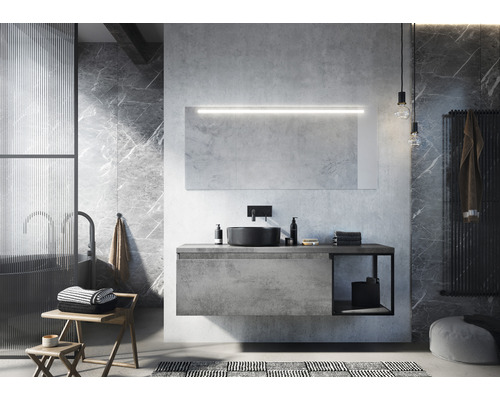 Moderná kúpeľňa s umývadlom, zrkadlom s osvetlením a vaňou